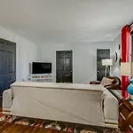 Apart In Heart Of City -104