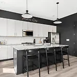 Vibrant Designer House With Roof Deck & Garage Near Dt *
