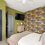 Vibrant Designer House With Roof Deck & Garage Near Dt Nashville