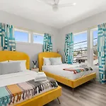 Vibrant Designer House With Roof Deck & Garage Near Dt Nashville