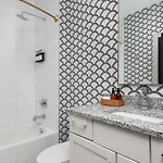 Vibrant Designer House With Roof Deck & Garage Near Dt