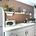 City Skyline Views In A Great Neighborhood