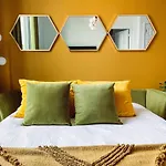 Vintage Vibes - Minutes From The Broadway Buzz