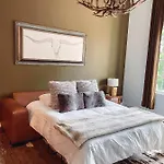 Holiday home Cozy - 2 Miles To Broadway & Free Parking *