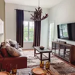 Holiday home Cozy - 2 Miles To Broadway & Free Parking
