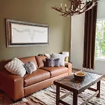 Holiday home Cozy - 2 Miles To Broadway & Free Parking *