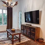 Holiday home Cozy - 2 Miles To Broadway & Free Parking *