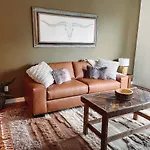 Holiday home Cozy - 2 Miles To Broadway & Free Parking *