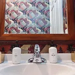 Holiday home Cozy - 2 Miles To Broadway & Free Parking