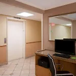 Hotel La Quinta By Wyndham Airport 3*