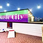 Mins To Downtown-Dolly\'S Oasis-Rooftop-Karaoke