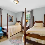 Neighborhood Retreat, Large Yard, Fire Pit