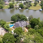 Luxury@Lake Mansion Pool/Hot Tub For Discerning Tastes