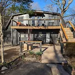 Modern Cabin Close To Downtown