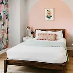 Designer~8 Mins 2 Broadway~Balcony~Sleeps 10~New