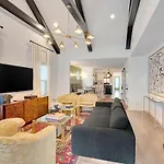 Location 5 Mins To Broadway Sleeps 8