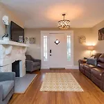 East Nash-Sleeps 10 Walk To Bars 8 Mins To Dt