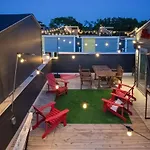 Carrie Underwood\'S East Side Rooftop Game Room
