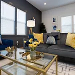 Music City Modern -5 Beds Designer Home & Balcony