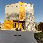 Music City Modern -5 Beds Designer Home & Balcony