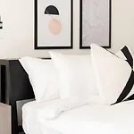 Nash Chic Near Dt Rooftop Luxe Comfort Holiday home *