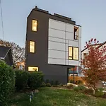 Nash Chic Near Dt Rooftop Luxe Comfort Holiday home *
