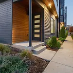 Nash Chic Near Dt Rooftop Luxe Comfort Holiday home