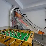 Modern Townhome, Large Game Room, 10Min To Downtown! Sleeps 10!