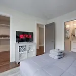 Modern Townhome, Large Game Room, 10Min To Downtown! Sleeps 10!