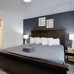 Modern Townhome, Large Game Room, 10Min To Downtown! Sleeps 10!