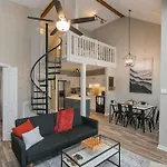 Modern Loft/ Minutes From The Airport