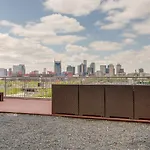 Smart, Stylish Music City Condo - Concierge, Restaurants, Gym, Rooftop Patio, Parking