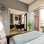 Longterm Stay Just Across The River From Downtown- Fully Equipped For Long Term Stay