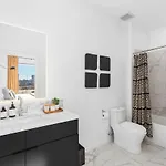Apartment Penthouse On River With Garage And Patio, Walk Downtown