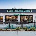 Large Patio, Rooftop Deck And Garage, 3 Miles To Broadway