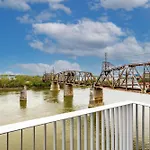Riverfront 1 Mile To Broadway Modern Condo