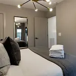 Modern Luxury Hot Tub Mini Golf Elevator Views Holiday home *