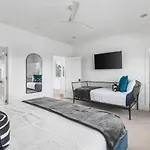 Walk To Belmont, 12 South With Private Patio And Garage *