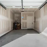 1 King 2 Queens Garage Yard Washer & Dryer