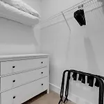 New Sleeps 4 - 7 Mins To Dwtn Apartment *