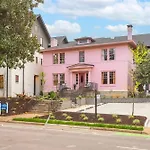 Hottub At The Pink House Walk To Coffee Food Bars
