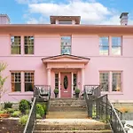 Hottub At The Pink House Walk To Coffee Food Bars