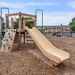 Brentwood D6 I Cozy & Comfy I 2Bd I Free Parking