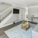 Brentwood D6 I Cozy & Comfy I 2Bd I Free Parking