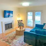 Stylish 2Br With Balcony And Optional Parking Near Vanderbilt & Broadway