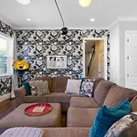 Holiday home 5 Mins To Downtown - Big Luxury House - 7 Beds *