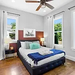 Holiday home 5 Mins To Downtown - Big Luxury House - 7 Beds