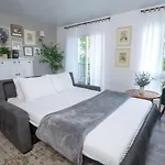 Stunning Riverfront Getaway In Downtown
