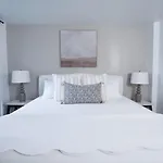 Stunning Riverfront Getaway In Downtown Nashville