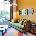 Vintage Vibes - Minutes From The Broadway Buzz